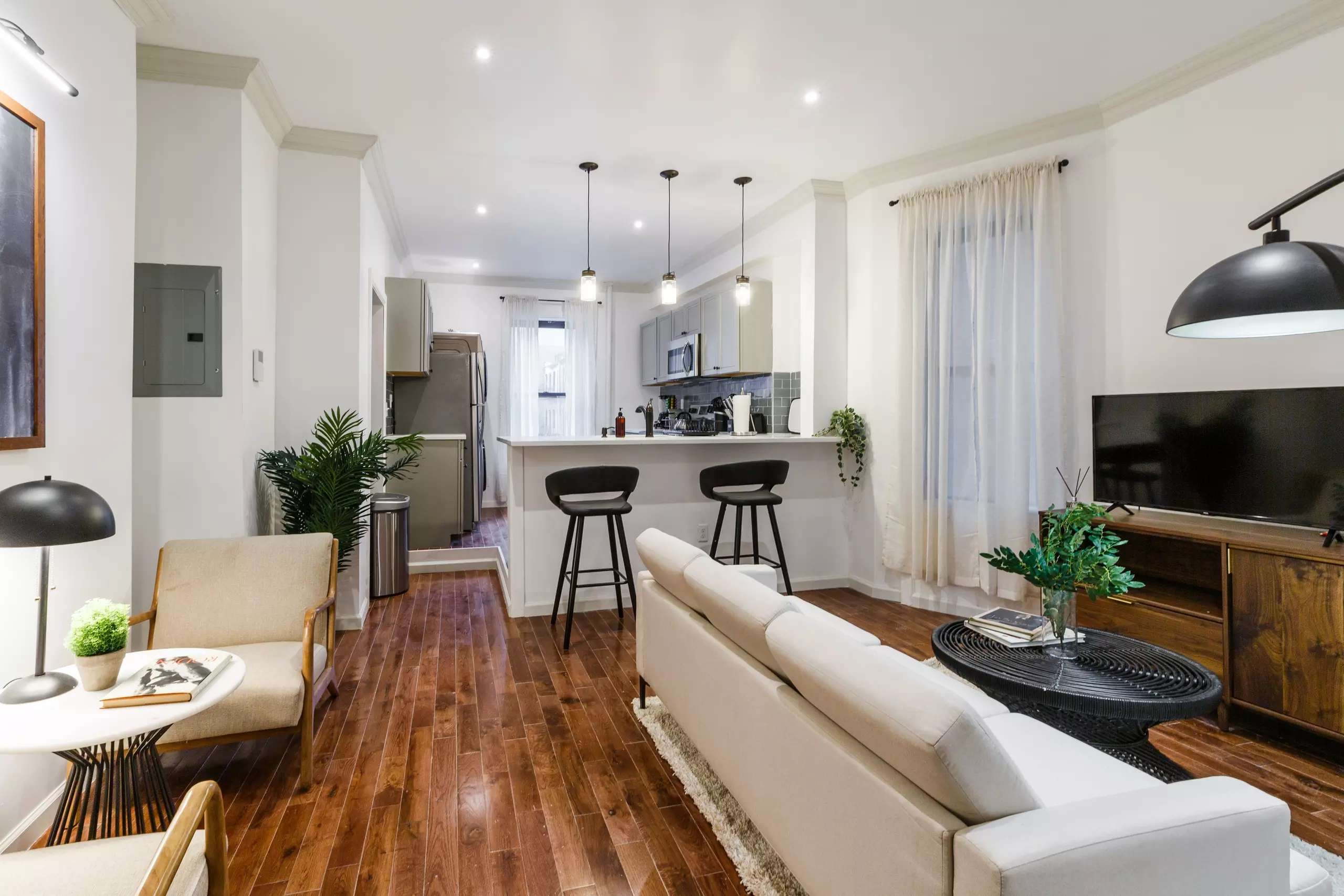 650-4S Living Room & Kitchen